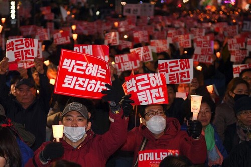 ปชช. เกาหลีใต้นับหมื่น ชุมนุมขับไล่ประธานาธิบดี เหตุความไม่โปร่งใส  พร้อมข้อกล่าวหาทุจริตคอรัปชั่น
