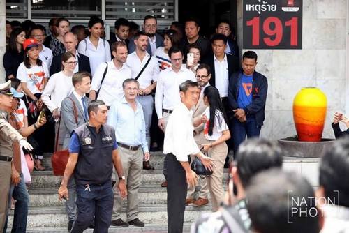 "ย้อนรอย ธนาธรออนทัวร์ต่างประเทศ ดึงต่างชาติปิดล้อมไทย”